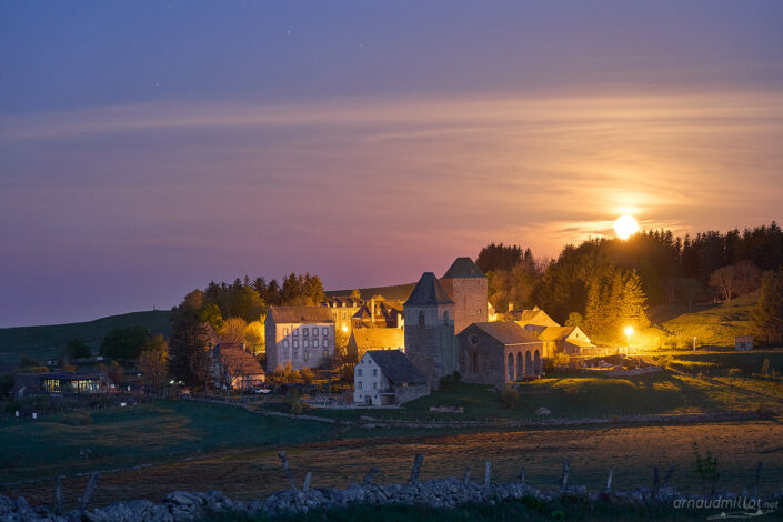 Coucher de lune au village d'Aubrac
