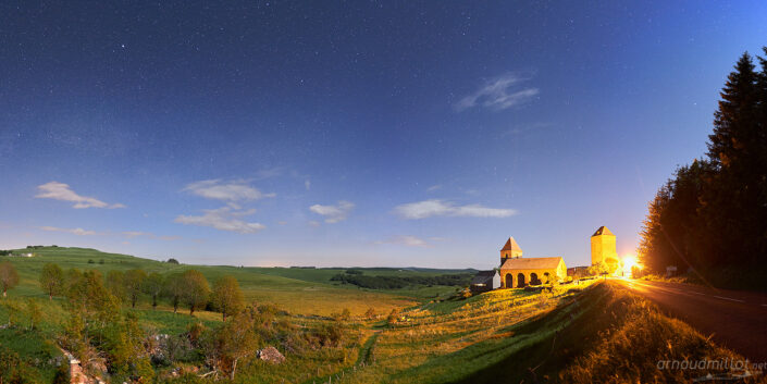 Village d'Aubrac sous la pleine Lune