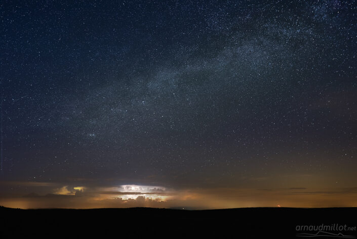 Orage lointain sous la Voie Lactée