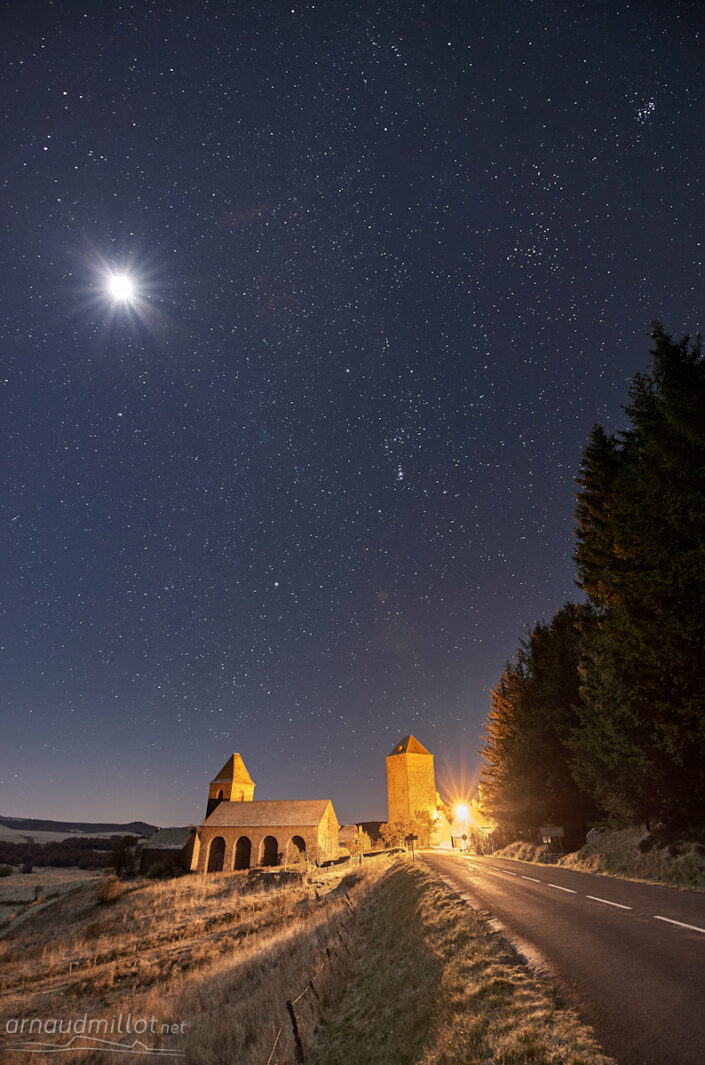 Village d'Aubrac sous la lune