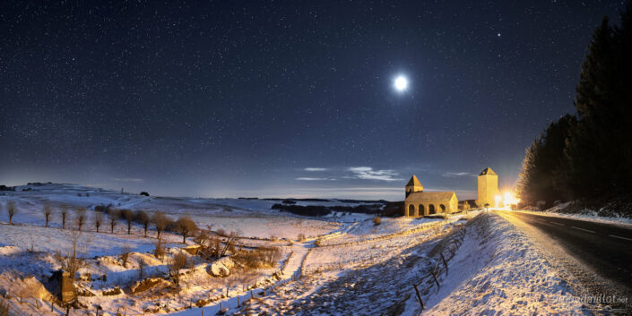 Village d'Aubrac sous la lune