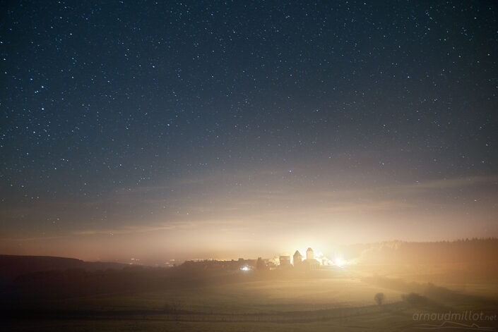 Village d'Aubrac, étoiles et brumes
