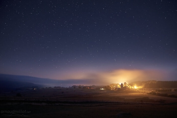 Village d'Aubrac, étoiles et brumes