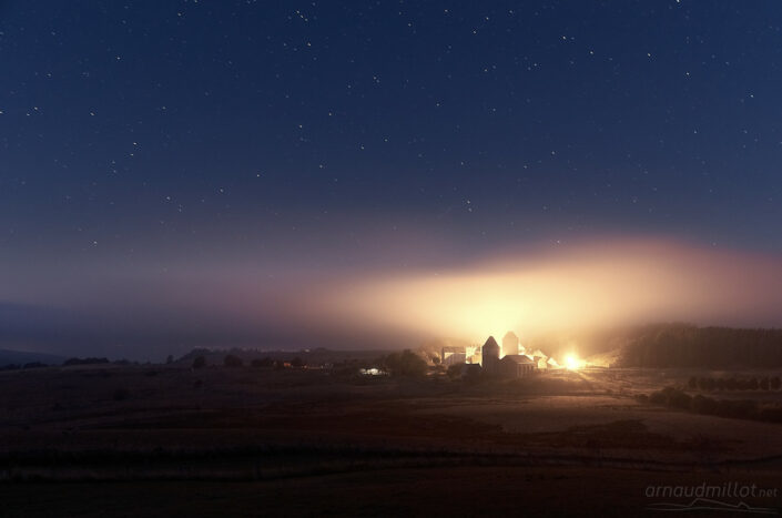Village d'Aubrac, étoiles et brumes