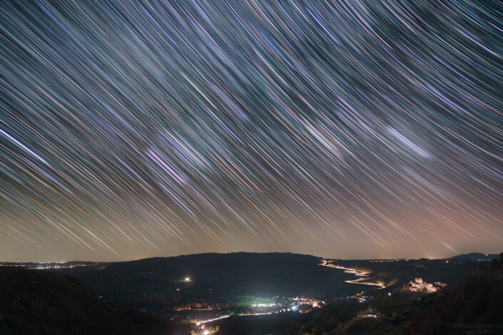 Filé d'étoiles au dessus de Clairvaux d'Aveyron