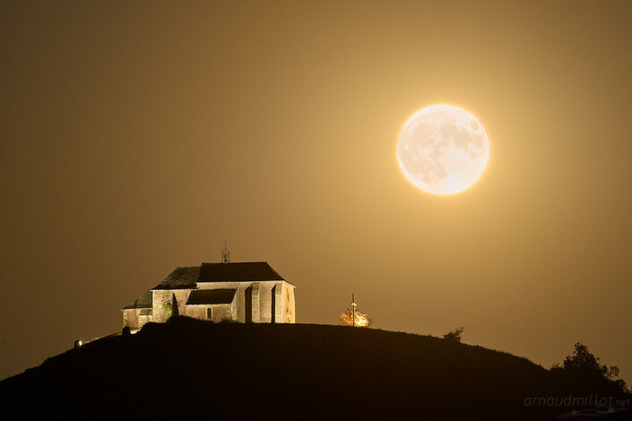 Lever de lune au calvaire de Gabriac