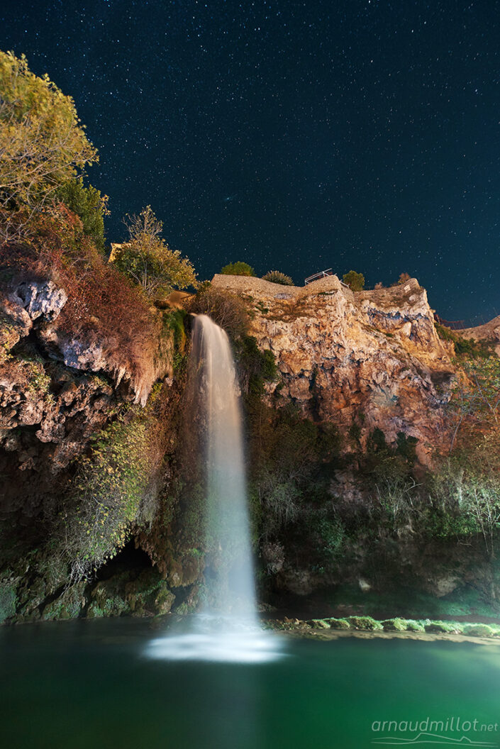 Cascade de Salles la Source sous les étoiles