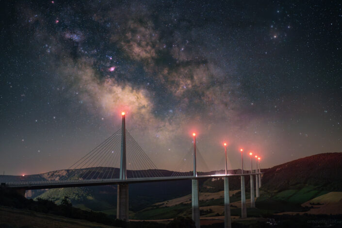 Viaduc de Millau sous la Voie Lactée